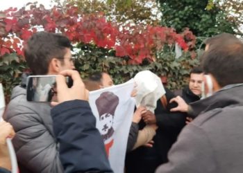 ABD askeri gemisi personelinin başına çuval geçiren 17 kişi serbest bırakıldı