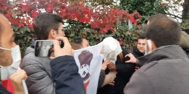 ABD askeri gemisi personelinin başına çuval geçiren 17 kişi serbest bırakıldı