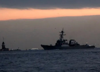 ABD savaş gemisi İstanbul Boğazı'ndan geçti