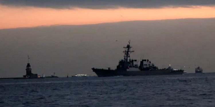 ABD savaş gemisi İstanbul Boğazı'ndan geçti