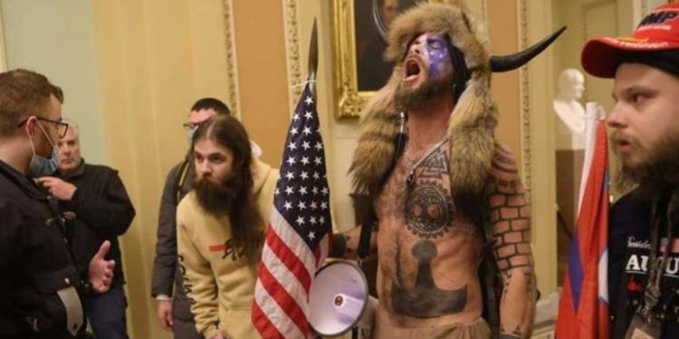 ABD'de Kongre baskınına katılan "QAnon Şamanı" 41 ay hapis cezasına çarptırıldı