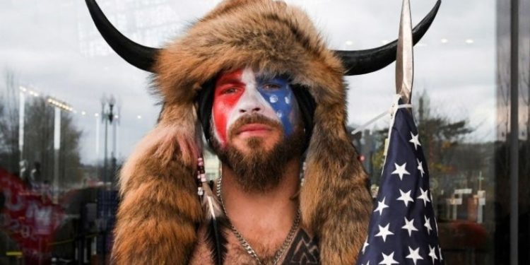 ABD'de Kongre baskınının başrolü 'QAnon Şamanı' 41 ay hapis cezası aldı