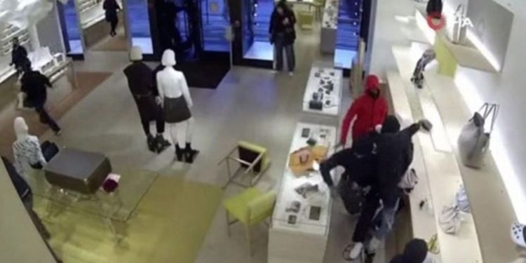 ABD’de Louis Vuitton mağazasında gündüz vakti 100 bin dolarlık soygun