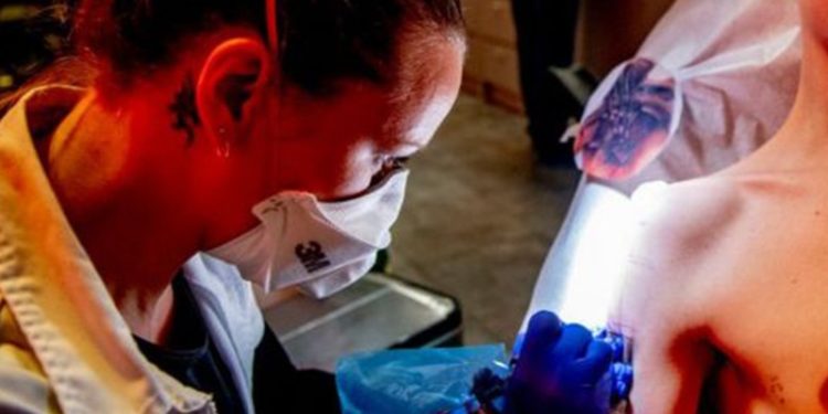 AB'den dövme ve kalıcı makyaja yeni kurallar: Mavi ve yeşil mürekkep yasaklanıyor