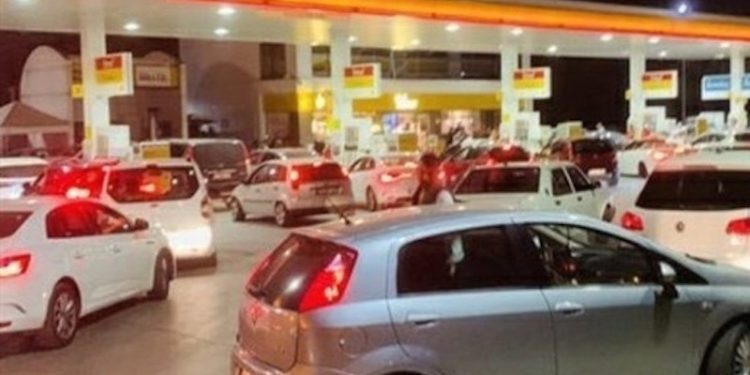 AKP'li vekilin açıklamaları tepki çekti: İstasyonlardaki kuyruk zamdan değil, araç sayısı fazla