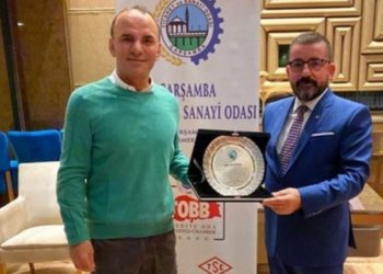 AKP&rsquo;li Başkan m&uuml;ebbet alan firari Galip &Ouml;zt&uuml;rk&rsquo;e plaket verdi