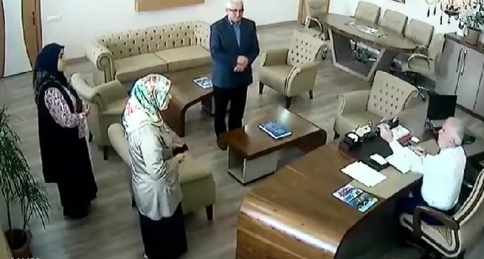 AKP’li başkan şehit yakınına hakaret edip makam odasından kovdu