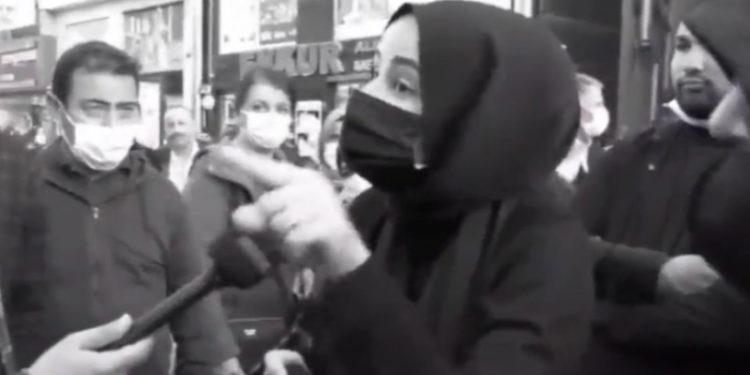 AKP’li ‘memur’ sokak röportajında ekonomiyi eleştirenleri böyle tehdit etti: ‘Devletin içindeyim’