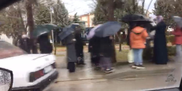 AKP’nin ‘yeni ekonomi’ modelinin fotoğrafı: Sonu gelmeyen ekmek kuyruğu