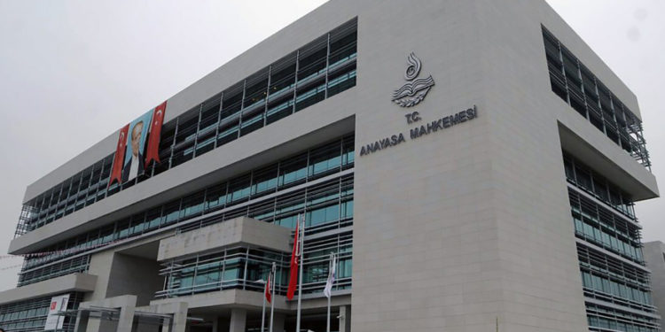 AYM, sosyal medya paylaşımından dolayı okuldan uzaklaştırmayı hak ihlali saydı