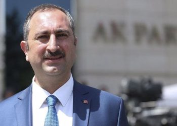 Adalet Bakanı Gül: Muhalefet elbette eleştirecek, eleştirmezse Meclis'i tek parti temsil eder
