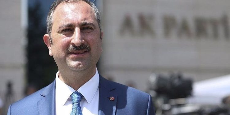 Adalet Bakanı Gül: Muhalefet elbette eleştirecek, eleştirmezse Meclis'i tek parti temsil eder