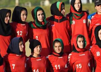 Afganistan'dan tahliye olan genç kadın futbol takımı, Kim Kardashian'ın da parçası olduğu yardımla Britanya'ya ulaştı