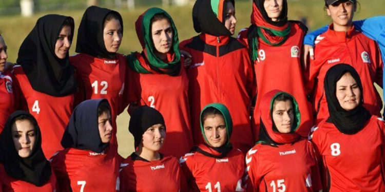 Afganistan'dan tahliye olan genç kadın futbol takımı, Kim Kardashian'ın da parçası olduğu yardımla Britanya'ya ulaştı