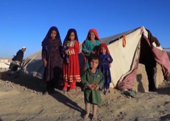 Afganistan’da aç kalan aileler kız çocuklarını satmaya başladı