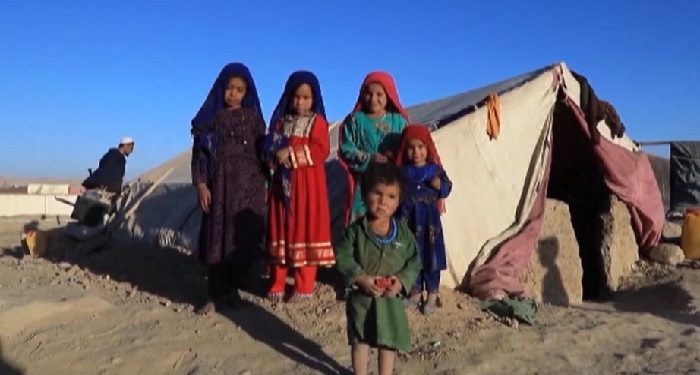 Afganistan’da aç kalan aileler kız çocuklarını satmaya başladı