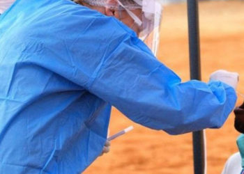 Afrika'nın güneyinde ortaya çıkan yeni varyant nedeniyle 6 ülkeden İngiltere'ye yapılacak seyahatlere kısıtlama getirildi