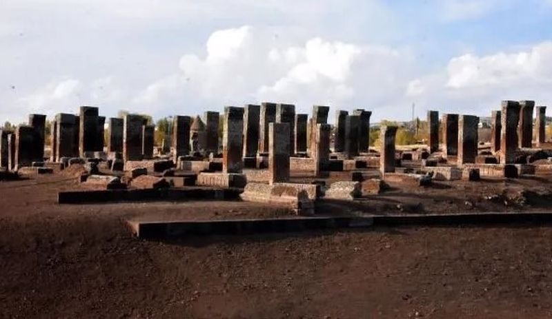 Ahlat'taki kazılarda 30'a yakın çocuk mezarı bulundu