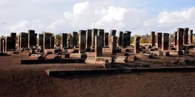 Ahlat'taki kazılarda 30'a yakın çocuk mezarı bulundu