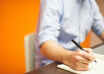 Akademisyen gerekçesiz işten çıkarıldı