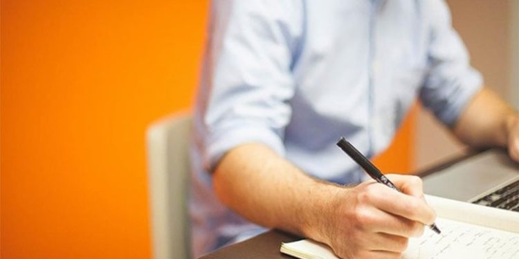 Akademisyen gerekçesiz işten çıkarıldı