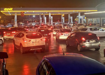 Akaryakıt istasyonlarında gece yarısı uzun zam kuyrukları oluştu