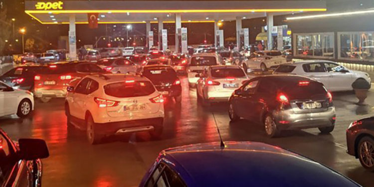 Akaryakıt istasyonlarında gece yarısı uzun zam kuyrukları oluştu
