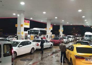 Akaryakıt istasyonlarında zam kuyrukları oluştu