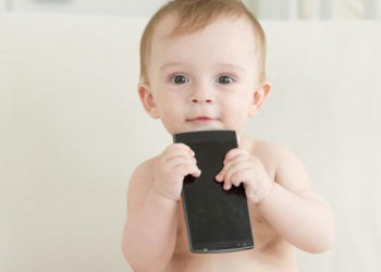 Akıllı telefon kullanım yaşı 3’e kadar düştü