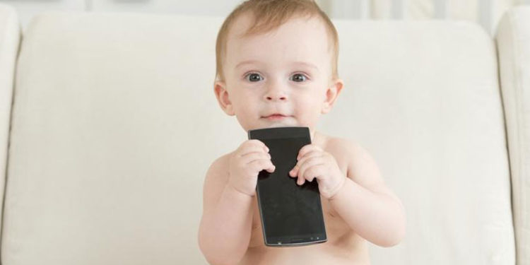 Akıllı telefon kullanım yaşı 3’e kadar düştü