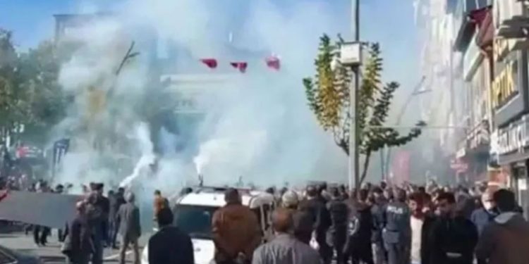 Akşener Bingöl'de protesto edildi: Bir de gelmiş oy istiyorsun
