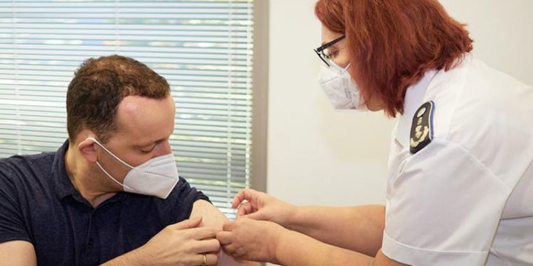 Almanya Sağlık Bakanı Spahn: Aşı merkezleri yeniden açılsın