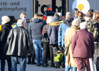 Almanya aşısızlar için önlemlerin artırılmasını tartışıyor