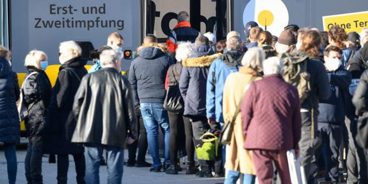 Almanya aşısızlar için önlemlerin artırılmasını tartışıyor