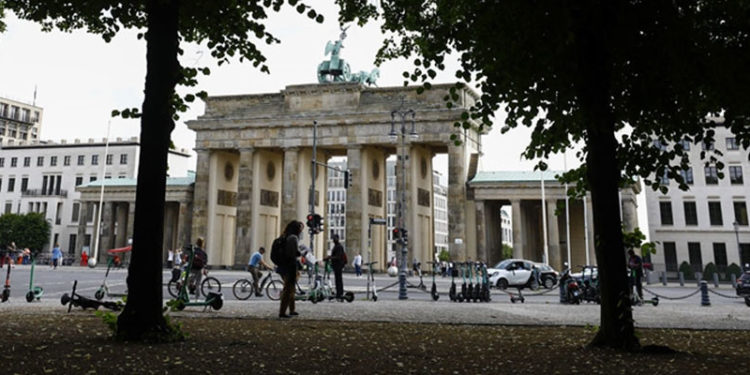 Almanya'da son 24 saatte 65 bin 371 Kovid-19 vakası kaydedildi