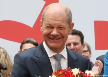 Almanya'da &uuml;&ccedil;l&uuml; koalisyon uzlaştı: Yeni başbakan Olaf Scholz