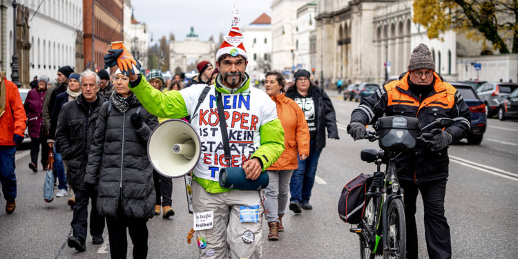 Almanya’da Covid-19 aşısının zorunlu hale getirilmesi gündemde