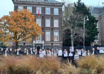 Amsterdam Barosu avukatlarından Türkiye konsolosluğu önünde gösteri