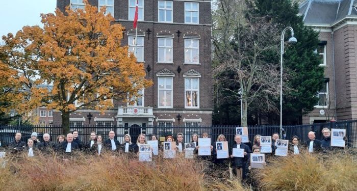 Amsterdam Barosu avukatlarından Türkiye konsolosluğu önünde gösteri