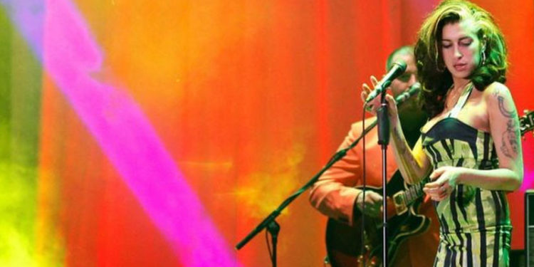 Amy Winehouse'un eşyalarının satışından elde edilen gelir bağımlılık sorunları olan gençlere yardım için kullanılacak