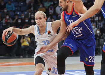 Anadolu Efes, Zenit'e direnemedi