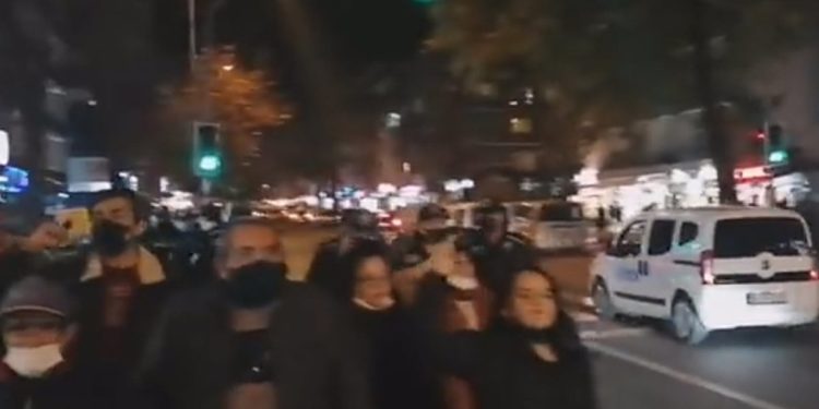 Ankara ve İstanbul’da vatandaş sokağa indi: AKP istifa