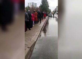 Ankara'da 1 lira daha ucuz ekmek için yağmur altında metrelerce kuyruk oluştu