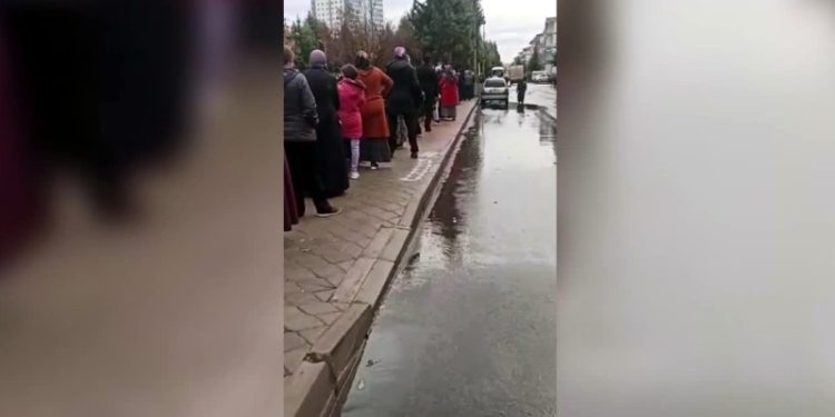 Ankara'da 1 lira daha ucuz ekmek için yağmur altında metrelerce kuyruk oluştu