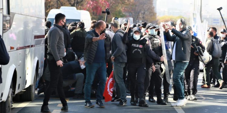 Ankara’da YÖK protestosuna polis saldırdı: Çok sayıda öğrenci gözaltında