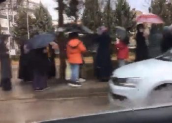 Ankara’da vatandaşlar ucuz ekmek için yağmur altında saatlerce kuyrukta bekledi