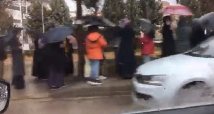 Ankara’da vatandaşlar ucuz ekmek için yağmur altında saatlerce kuyrukta bekledi