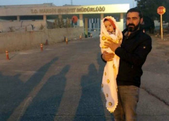 Annesi gözaltına alındı, 4 aylık bebeği ‘süt’ için emniyetin önünde