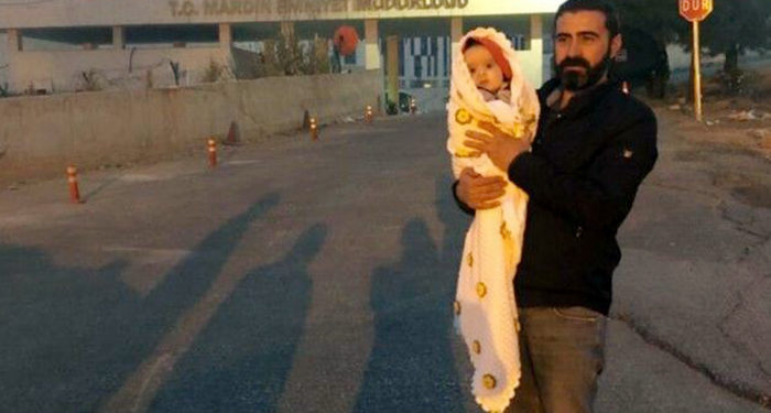 Annesi gözaltına alındı, 4 aylık bebeği ‘süt’ için emniyetin önünde