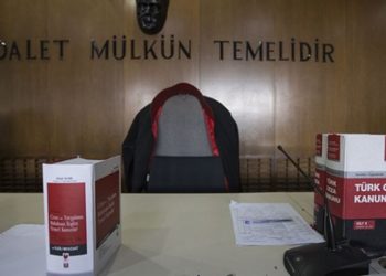 Araçları durdurulan iki eski hakim tutuklandı